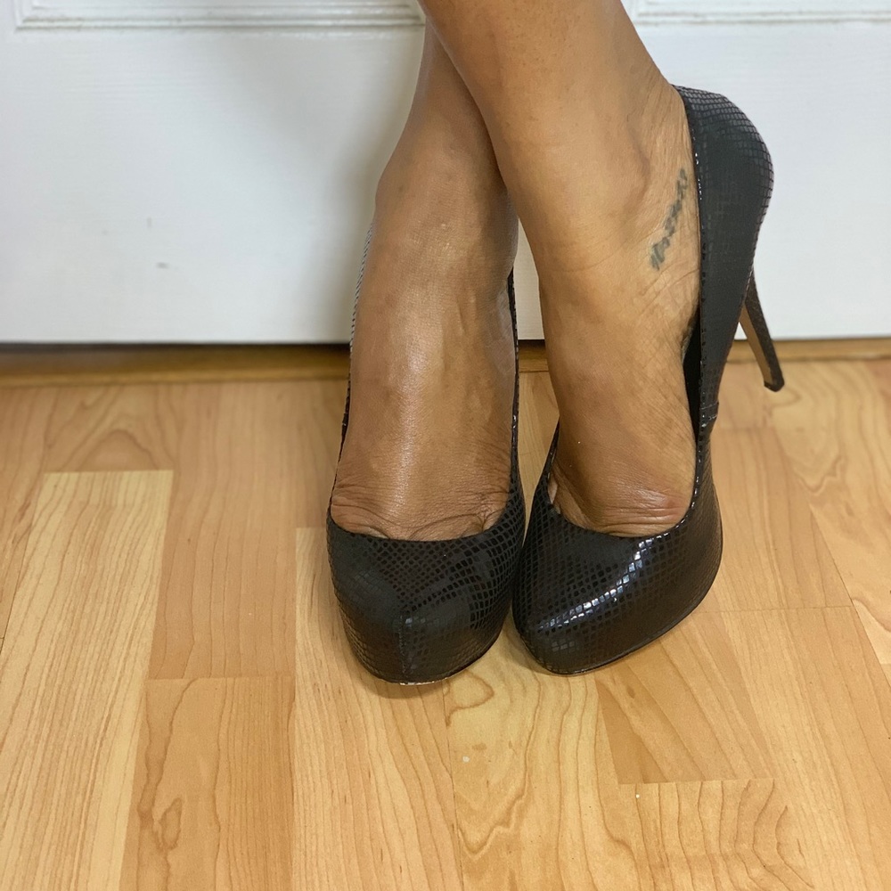 Black pumps